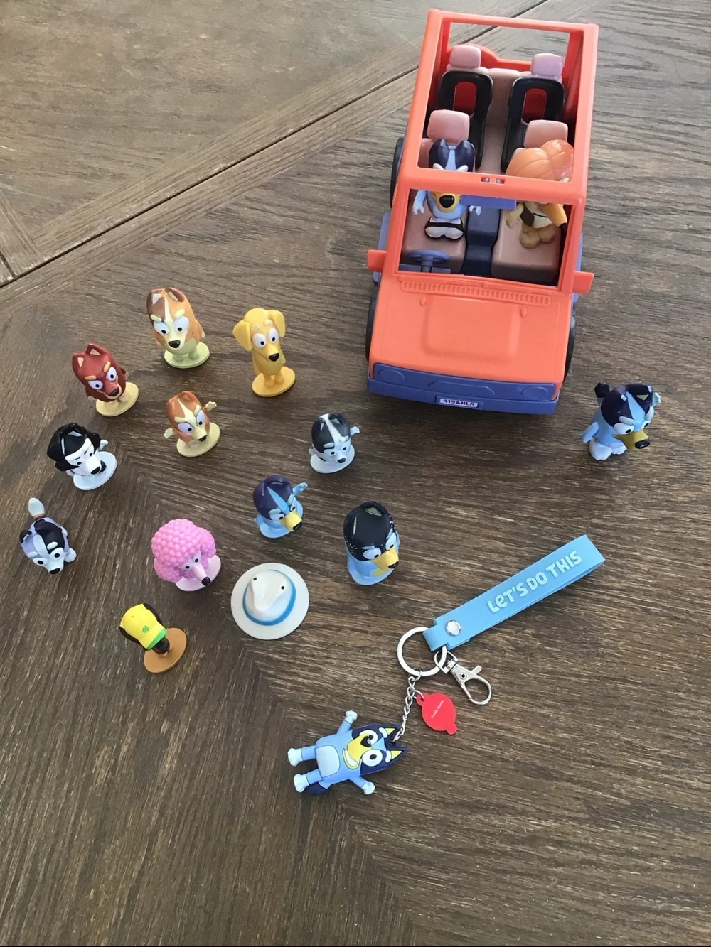 Character figurines+ vehicle+strap keychain from the Bluey TV series